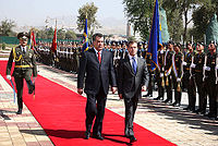 Dmitry Medvedev and Emomali Rahmon inspecting the honour guard company of the Tajik Defense Ministry.