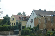 Cottaer Dorfkern an der Hebbelstraße, rechts die Ruine des Faustschen Weinguts