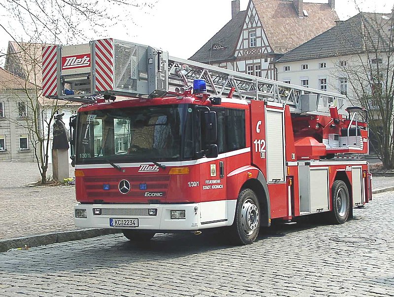 Das Feuerwehrfahrzeuge-Kartell 800px-Drehleiterkronach