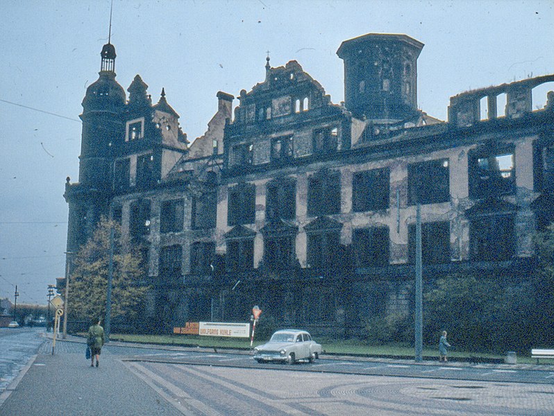 File:Dresdner Schloss DDR-Zustand.jpg