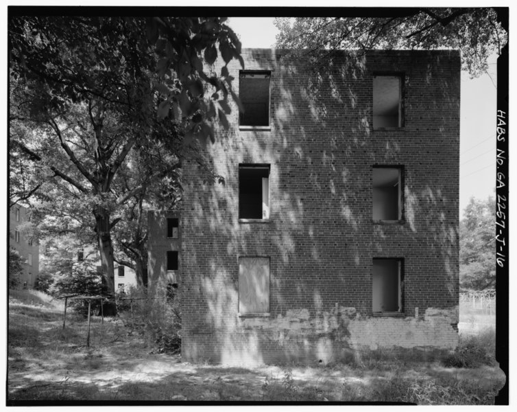 File:East side, right end. - Techwood Homes, Building No. 7, 433 Techwood Drive and 120-126 Hunnicutt Street, Atlanta, Fulton County, GA HABS GA,61-ATLA,60J-16.tif