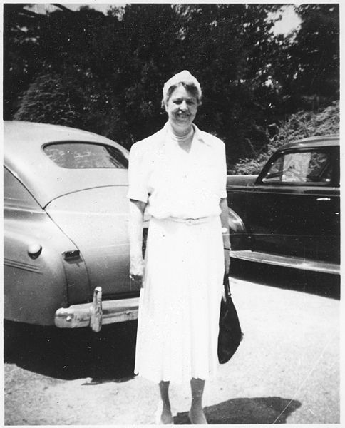 File:Eleanor Roosevelt in Hyde Park, New York - NARA - 196039.jpg