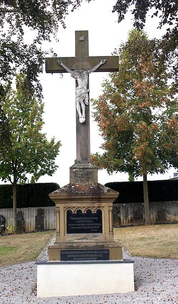 File:Elz Friedhof Kreuz.JPG