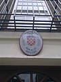 Ploča s državnim grbom na ulazu u hrvatsko veleposlanstvo.