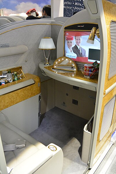 File:Emirates przedział 1 klasy ITB2014 (1).jpg