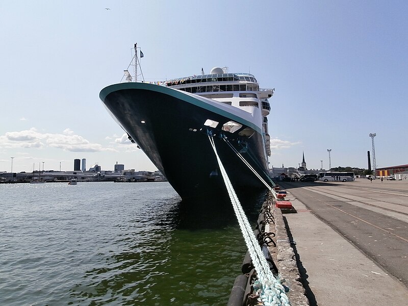 File:Empress at Quays 14 and 15 Tallinn 13 July 2013.JPG