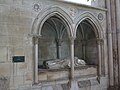 Enfeu de Jean de Samois avec le gisant décapité de Pierre Cauchon.