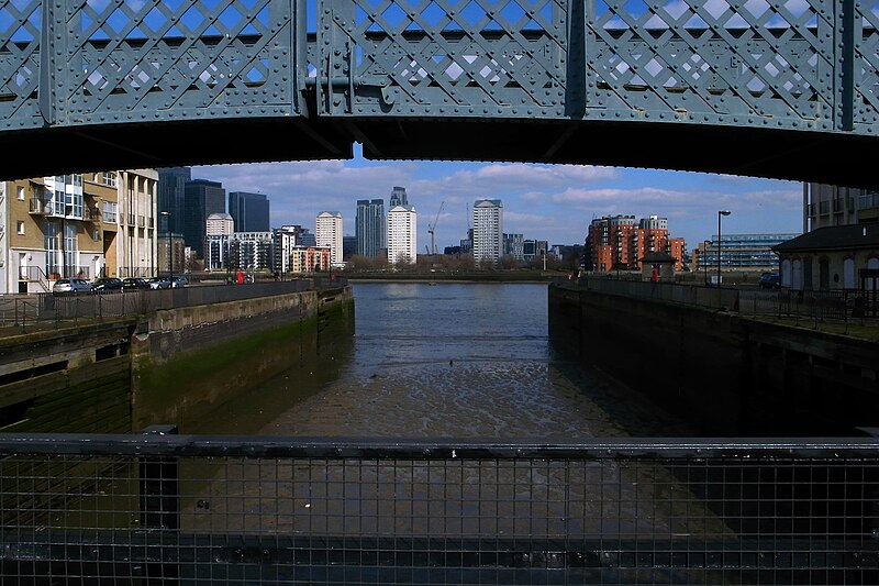 File:Entrance to Greenland Dock - geograph.org.uk - 3401940.jpg