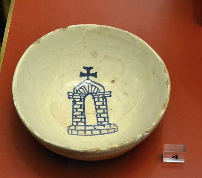 File:Escudella amb l'emblema de l'abat Porta de Poblet, Museu de Ceràmica de València.JPG