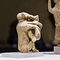 Etrusco-Corinthian plastic aryballos - monkey holding cub - Cortona MAEC - 01