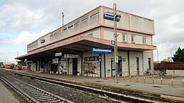 Les voyageurs du bâtiment Decimomannu station 2019.jpg Novembre