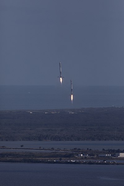 Faidhle:Falcon Heavy side boosters landing at KSC 04.jpg