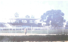 Pequeño estadio de fútbol, ​​visto desde fuera