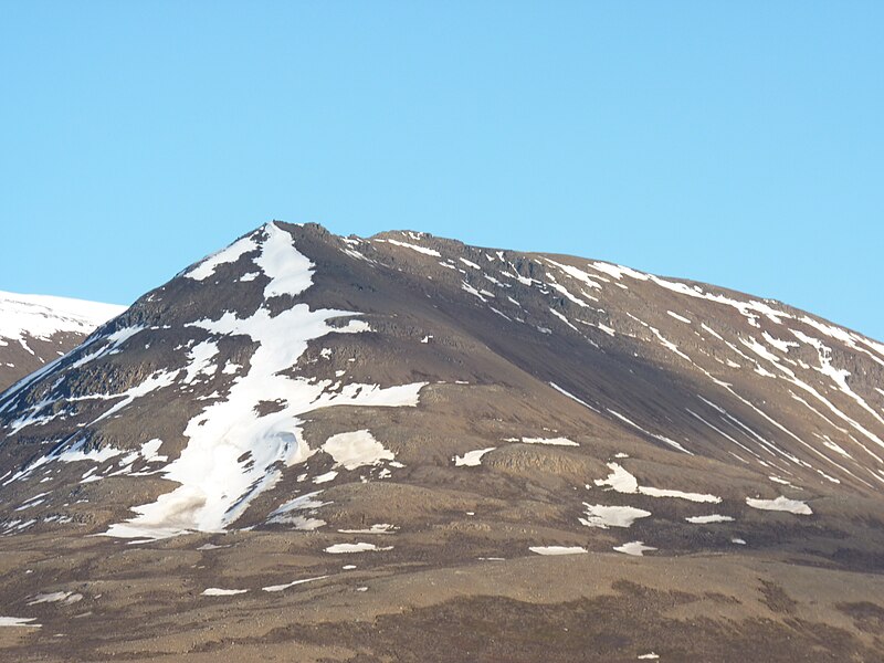 File:Firðinumverndarifjall in April.JPG