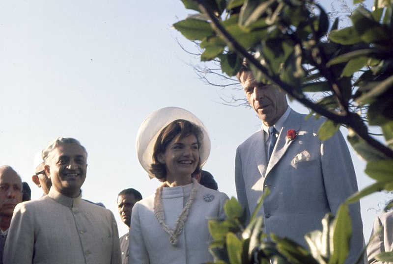 File:First Lady Jacqueline Kennedy at Rajghat (2).jpg