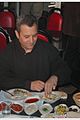 Ehud Barak eet 'n pita-broodjie met hummus (2000).