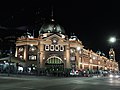 Миниатюра для Файл:Flinders Street station night lights.jpg