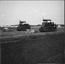 The subsurface of the airfield is mixed with bitumen in 1937. Flugfeld des Fliegerhorst Celle-Wietzenbruch wird mit Bitumen vermischt.jpg