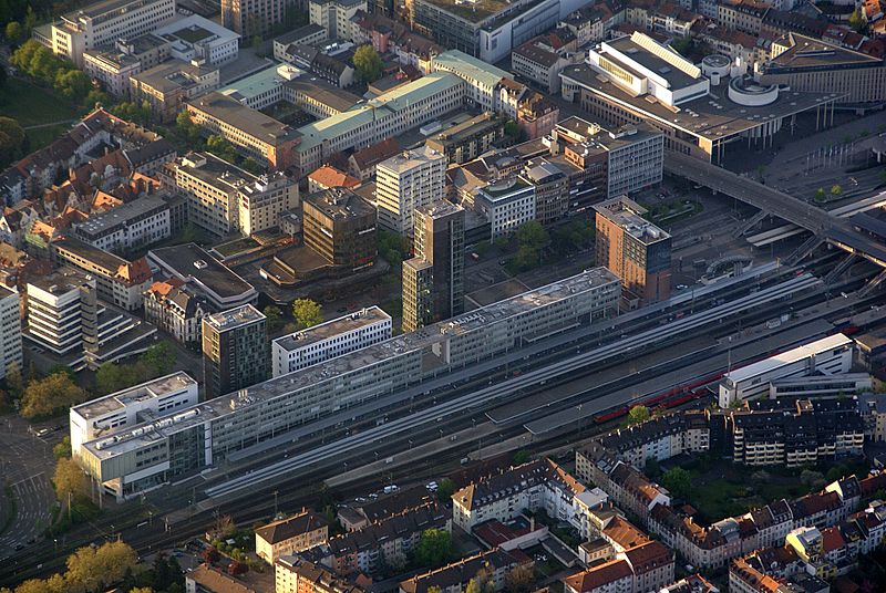 File:Freiburg Bahnhof-3.jpg