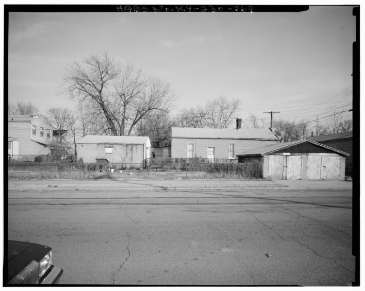 File:GARAGE AT REAR OF 1946 WEST CHESTNUT STREET, NORTH OF PLYMOUTH COURT (READ ALLEY) - Russell Neighborhood, Bounded by Congress and Esquire Alley, Fifteenth and Twenty-first HABS KY,56-LOUVI,80-369.tif