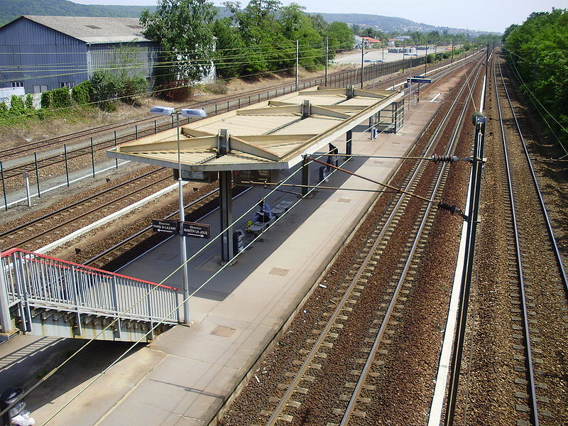 File:Gare des Clairières de Verneuil 01.jpg