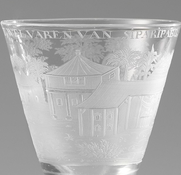 File:Gelegenheidsglas ‘’t Welvaren van Siparipabo’ Kelkglas met het opschrift T WELVAREN VAN SIPARIPABO, NG-2010-133 (cropped).jpg