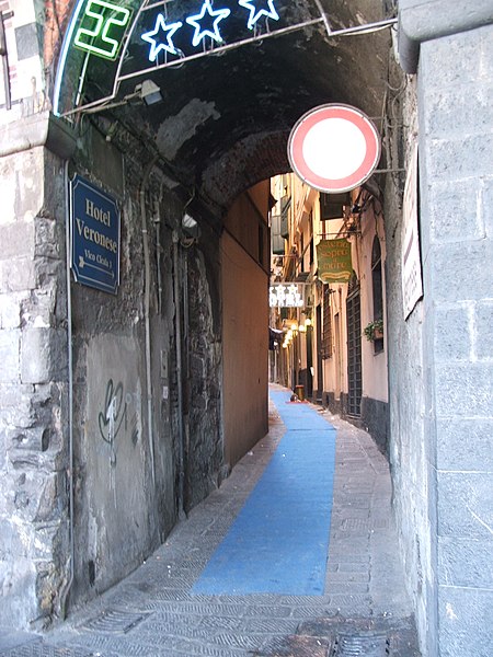 File:Genova-Caruggio a Sottoripa.jpg