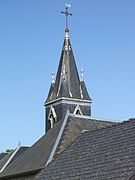 Le clocher et les toits de l'église.