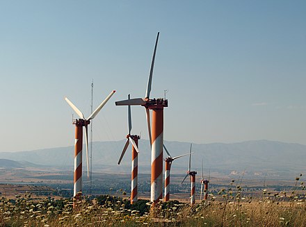 Éoliennes israéliennes sur le plateau du Golan annexé et le reste de la Syrie en arrière plan
