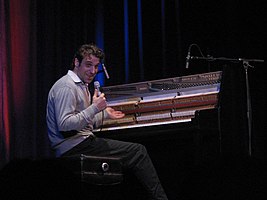 Gonzales bei einem Konzert mit Socalled im Théâtre National in Montreal, 2005