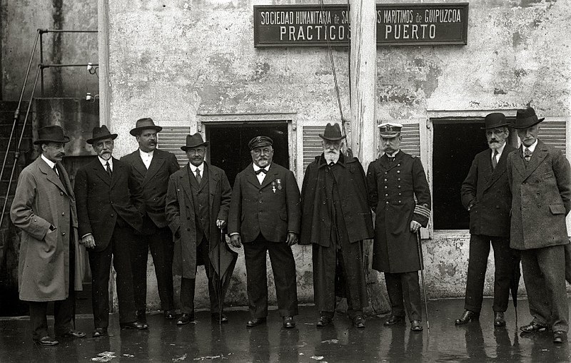 File:Grupo de hombres delante del edificio de la Sociedad Humanitaria de Salvamentos Maritimos de Gipuzkoa prácticos del puerto (1 de 1) - Fondo Car-Kutxa Fototeka.jpg