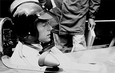 Dan Gurney, ici au Nurburgring en 1965, signe la première victoire d'une Brabham en Formule 1. Grâce à deux victoires en 1964, il se classe sixième du championnat, Jack Brabham terminant huitième.