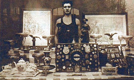 Henri Padou devant ses trophées en mai 1928.