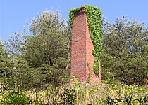 Boiler chimney marking the location where copper was first discovered in the Copper Basin in 1843 Hiwasseemine-stack-ducktown-tn1.jpg
