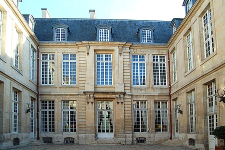 L'Hotel de Guénégaud des Brosses (1653) di François Mansart introdusse un nuovo stile residenziale sobrio e classicheggiante