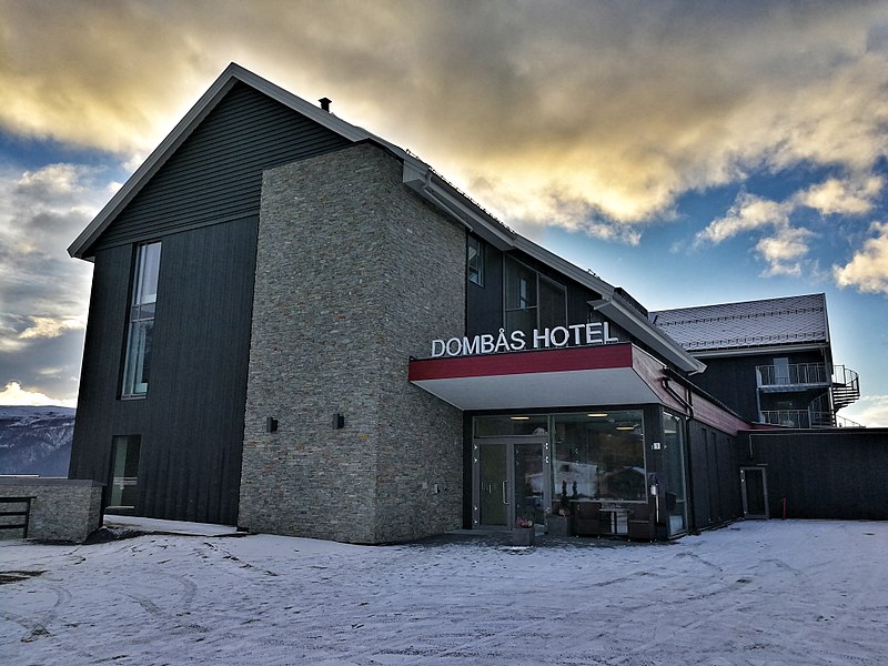 File:Hovedinngang, Dombås Hotel.jpg