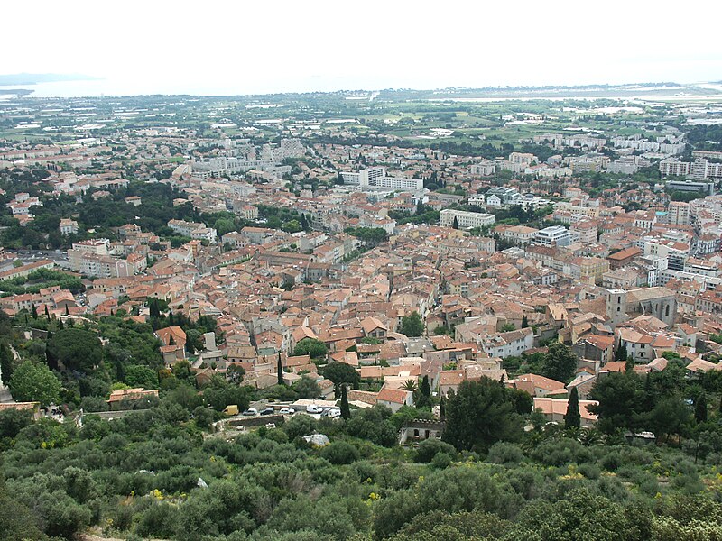 File:Hyeres vieille ville2.JPG