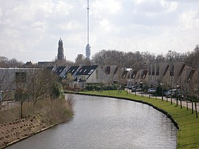 Hollandse IJssel en IJsselstein con la iglesia y la torre de televisión al fondo