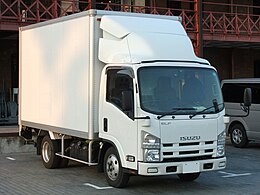 ISUZU ELF, 6e génération, camion Hi-cab White Box.jpg