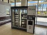 檀香山國際機場內販賣蘋果電子產品的iStore自動售賣機