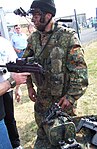 Soldat från Tyska armén demonstrerar MP7A1.