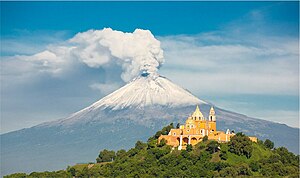 Popocatépetl s kostelem Cholula v popředí