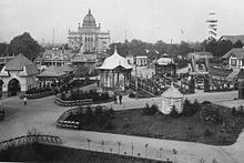 Blick über das Ausstellungsgelände der Niederschlesischen Gewerbe- und Industrieausstellung in Richtung Ruhmeshalle im Jahr 1905