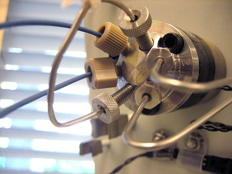 File:Inlet valve on the HPLC.jpg