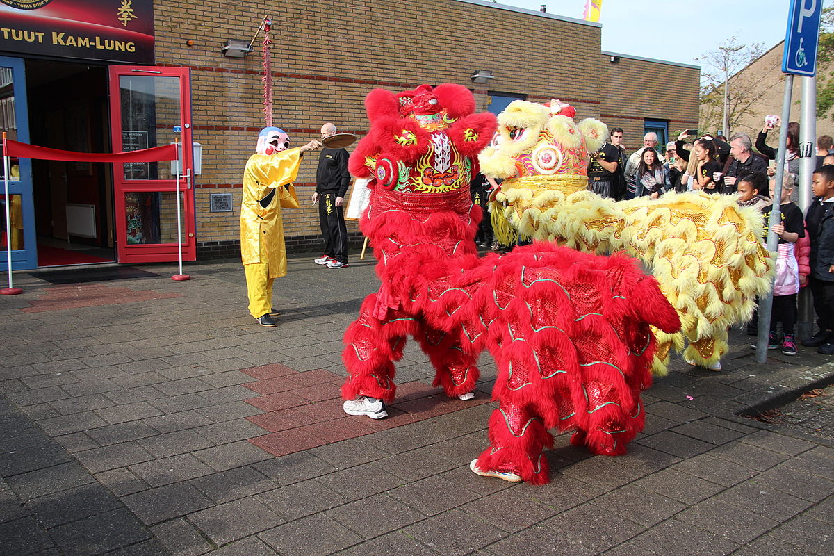 Inzegening leewendans bij opening vechtsportschool Kam Lung Heenvliet.JPG