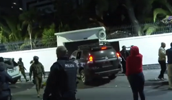 Момент вторжения эквадорской полиции на территорию посольства