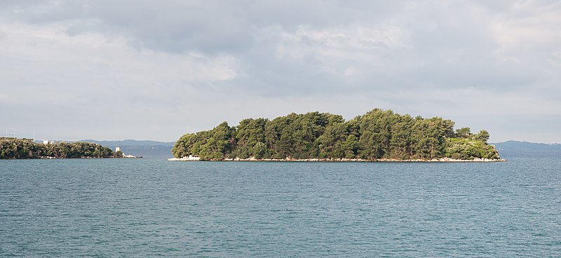 File:Islet Agios Dionysios.jpg