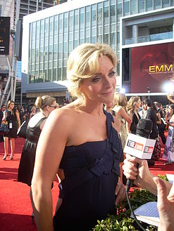 Jane Krakowski at the 2008 Emmys red carpet.jpg