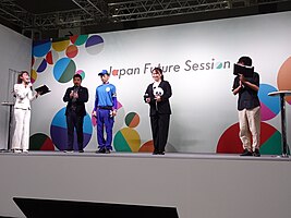 サカイ引越センターのマイスターの瀬脇弘幸氏(左から3人目)、総務部広報課の嶋田和代氏(右から2人目)が登壇した様子