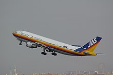 Um Airbus A300-600R no ar durante a decolagem